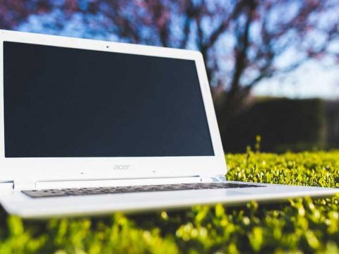 芝生の上に置かれたノートパソコン